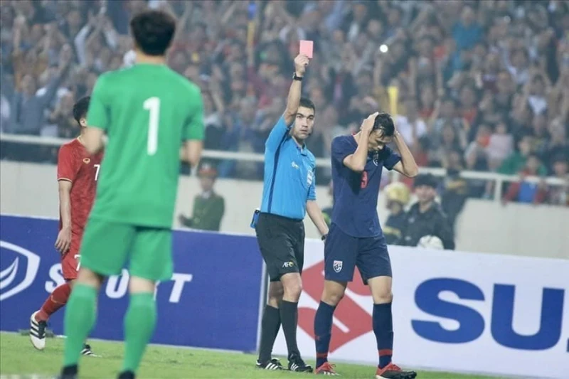 Gerard Pique hay Ramos là những chuyên gia thực hiện xóa thẻ lộ liễu